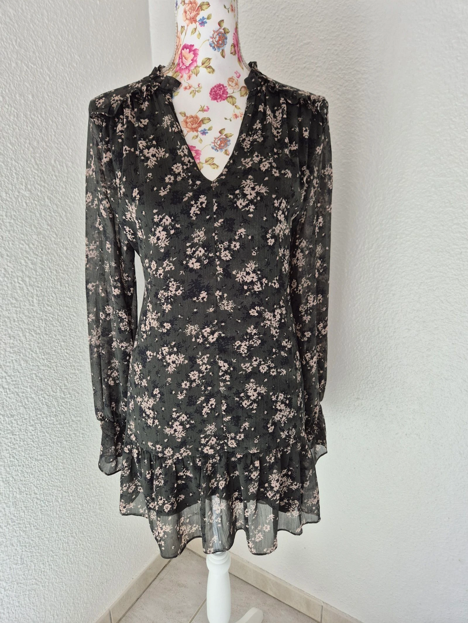 🌸 Robe Zara fleurie kaki S – voile fluide – manches longues – col volant – ceinture – bohème chic